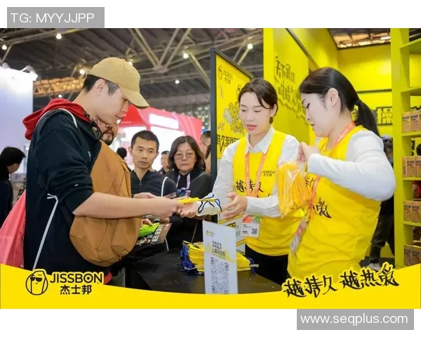 成都马拉松赛事发放“超凡耐久避孕套雨衣”引争议，主办方回应：雨衣是杰士邦资助的，关于标语是否有考量他们并不清楚